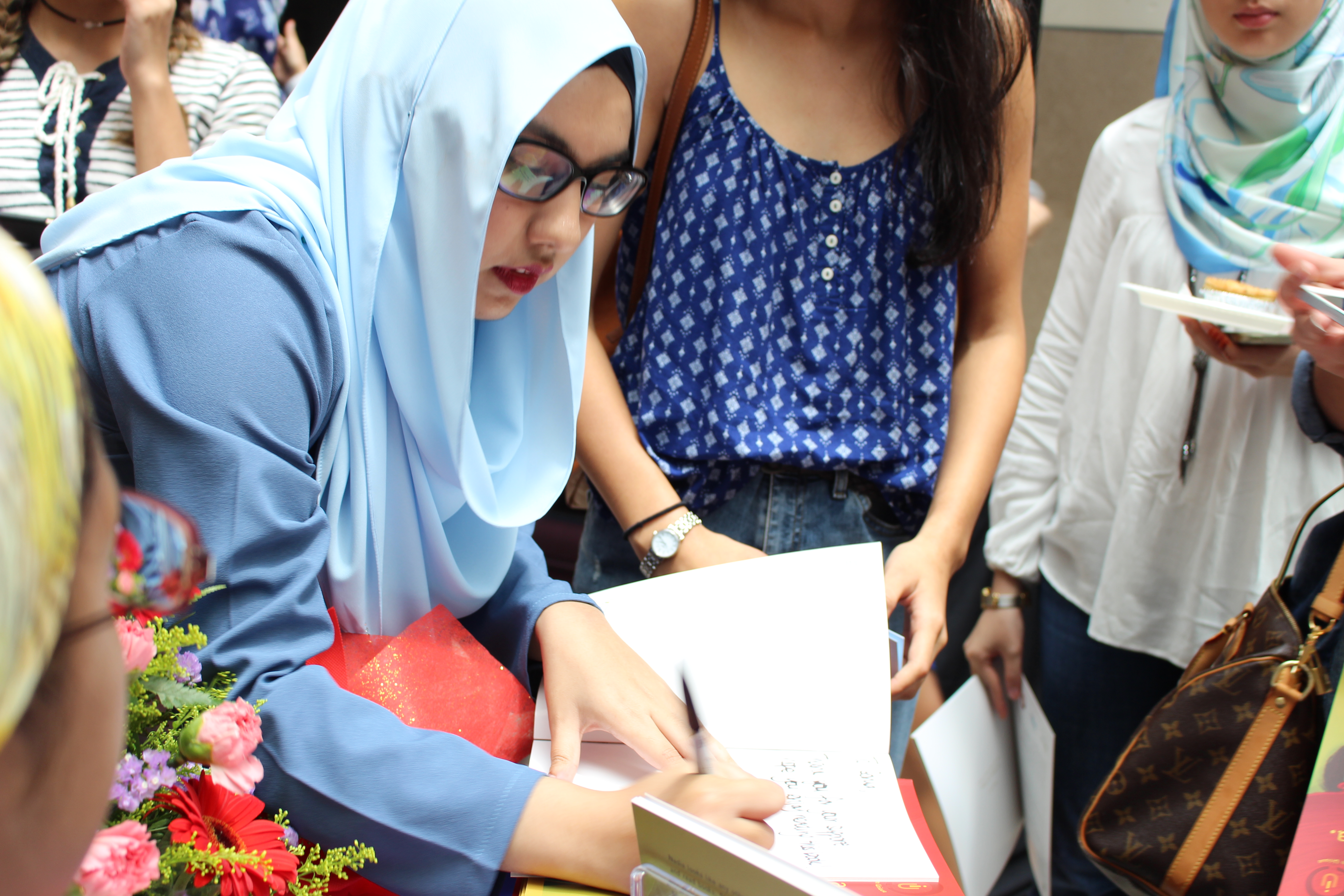 [3347]Huda Patel signing on her debut book during the book launch at Publika Shopping Mall