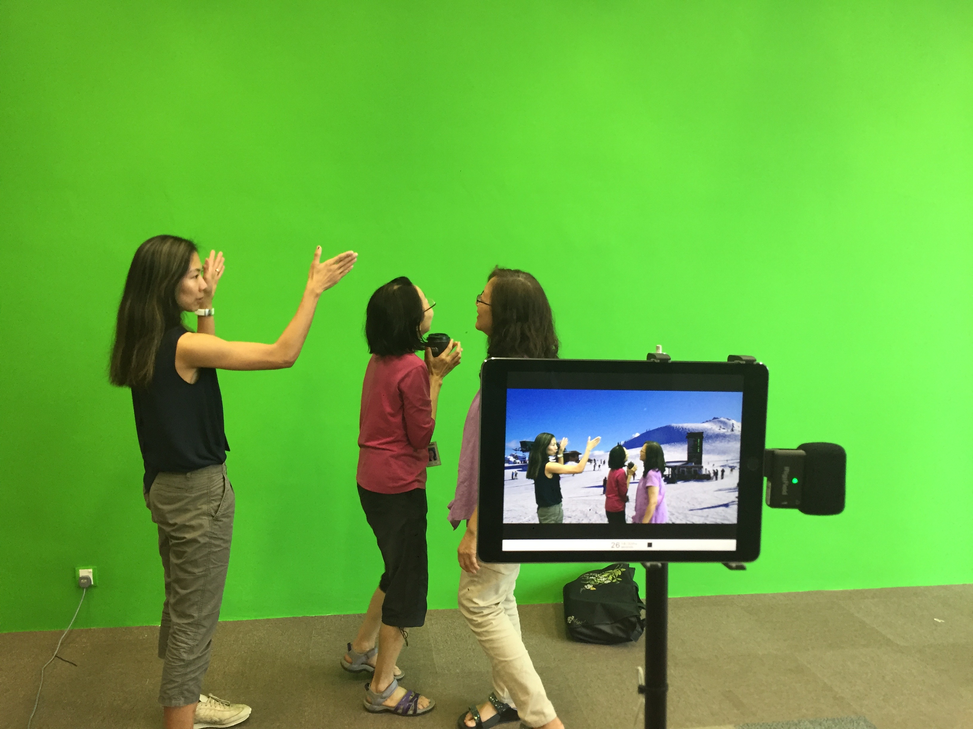 6) Parents are amazed at the Green Screen technology during workshop