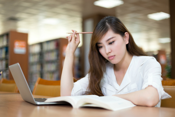 asian-student-studying_600x400