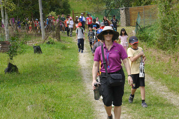 walking-with-children_600x400