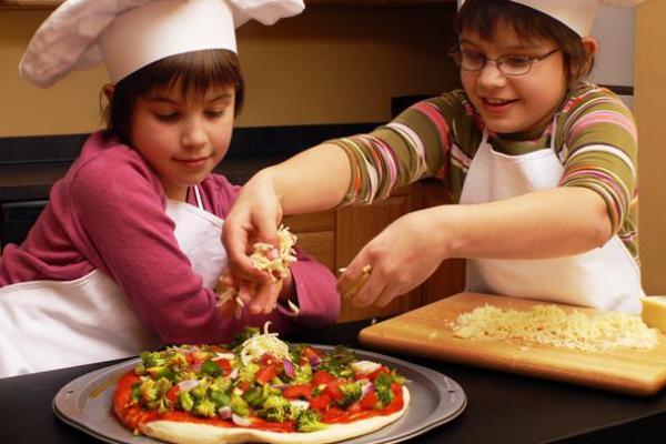 Kids making pizza