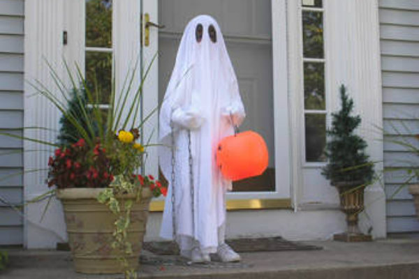 ghost-porch-Halloween-Costume-photo-350x255-MCronan-002_rdax_65