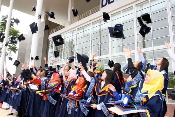 Graduan Terbaik Konvokesyen UTeM Ke - 8 MELAKA - 20 OKTOBER 2012 - SERAMAI 30 orang graduan pelbagai fakulti dan kursus meraikan kegembiraan selepas dianugerahkan sebagai graduan terbaik pada Majlis Konvokesyen UTeM Ke - 8 di Durian Tunggal Melaka di sini hari ini. Gambar : GAIE UCHEL / Berita : FADLY & ROSLI