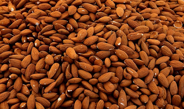 almonds-1571810_640