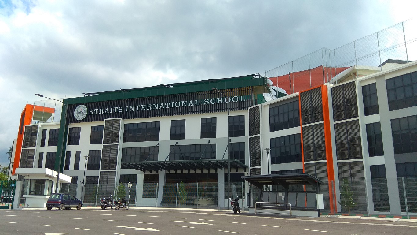 Straits International School