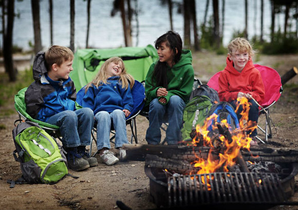 13 Ways Your Kids Can Have a Good Holiday Without Burning a Hole in Your Pocket