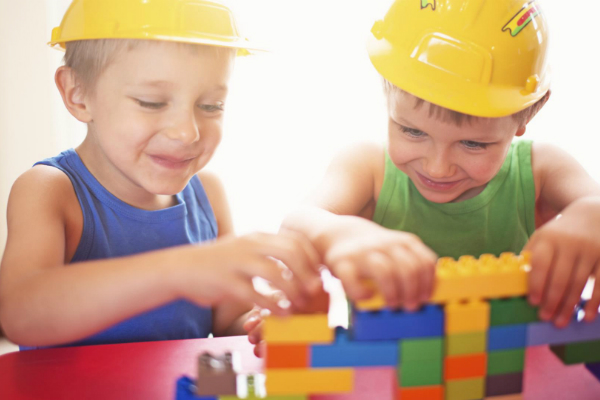 lego-superfan-creates_600x400