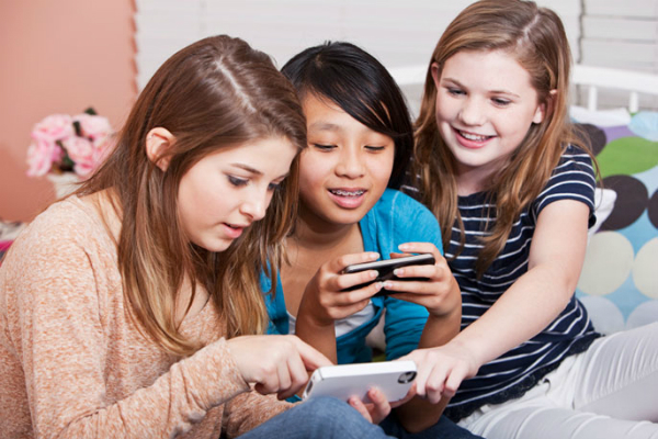 girls_with_cell_phones_600x400